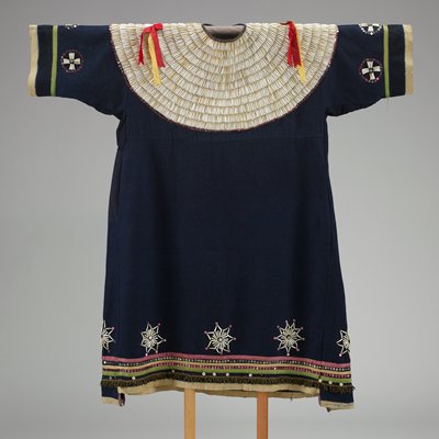 Dokumentasi “Dress”; Wool, dentalium shells, silk ribbons, sequins, metallic threads, animal hide, glass beads, cotton. Minneapolis Institute of Art.