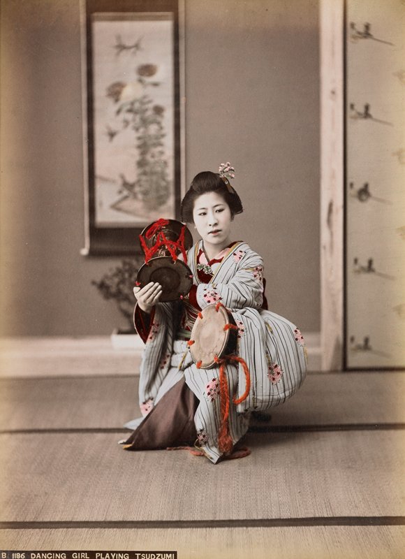 B1186. Dancing Girl Playing Tsudzumi, Attributed to Baron Raimund von Stillfried, 1890s