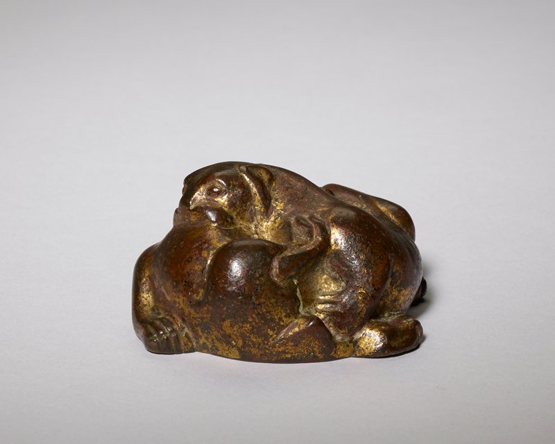 Mat weight in the form of a leopard attacking a bear, 3rd century BCE–3rd century CE