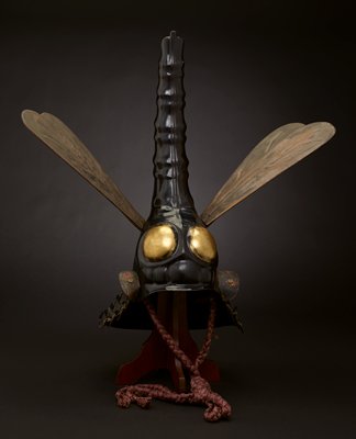 Dokumentasi “Helmet in dragonfly shape”; Iron, lacquer, wood, leather, gilt, pigments, silk, papier-mâché. Minneapolis Institute of Art.