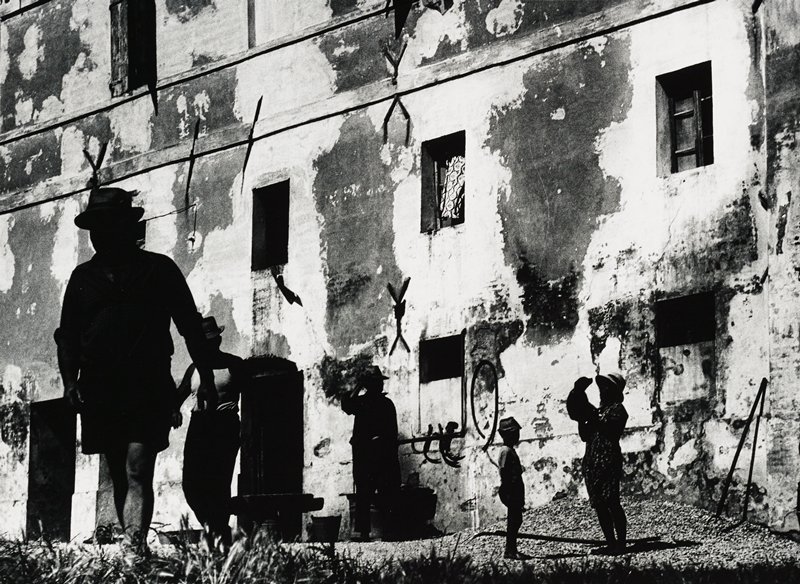 La Buona Terra (old man and children playing in hay), Mario Giacomelli, 1964–65