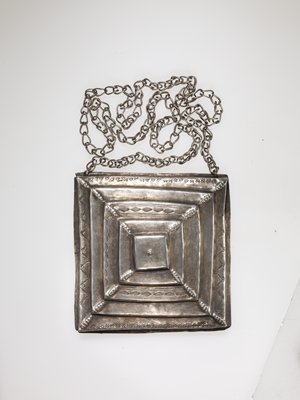 Dokumentasi “Rectangular silver pendant with chain”; Silver. Minneapolis Institute of Art.