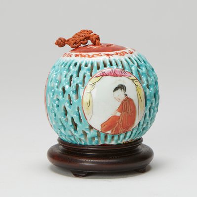Dokumentasi “Potpourri container”; Glazed porcelain, enamel, gilt, silk cord. Minneapolis Institute of Art.