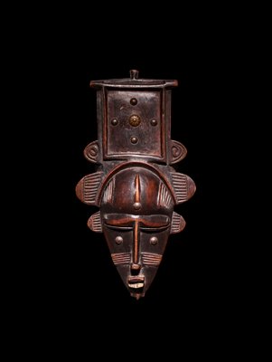 Dokumentasi “Do mask”; Wood, metal. Minneapolis Institute of Art.