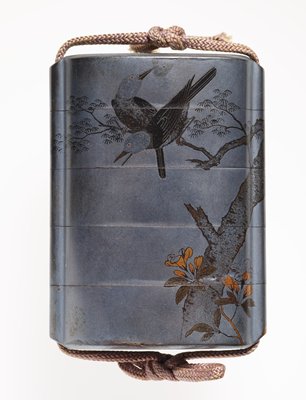 Dokumentasi “Four-case inro showing two birds seated on branch of tree, two birds above flowering azalea”; Lacquer, silver ground, mura nashiji, gold and colored togidashi. Minneapolis Institute of Art.
