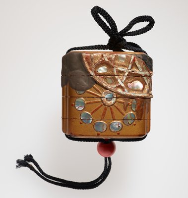 Dokumentasi “Wide three-case inro showing plovers in flight above waves, stone basket and water wheel”; Lacquer (kinji, takamaki-e), gold, silver, raden, ojime, silk cord. Minneapolis Institute of Art.