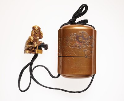 Dokumentasi “Four-case inro showing kusudama with long ribbons, chrysanthemum with Hotei's bag”; Lacquer (hiramaki-e, takamaki-e, kinji), gold, silver, netsuke: ivory, silk cord. Minneapolis Institute of Art.