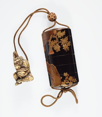 Dokumentasi “Five-case inro showing flowering cherry branches seen through a bamboo blind”; Lacquer, roiro, gold, silver, red hiramakie, takamakie, togidashi. Minneapolis Institute of Art.