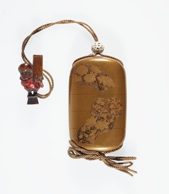 Dokumentasi “Oval four-case inro showing scattered panels with flowers of the seasons”; Lacquer (hiramaki-e, takamaki-e, kinji), gold, silver. Minneapolis Institute of Art.