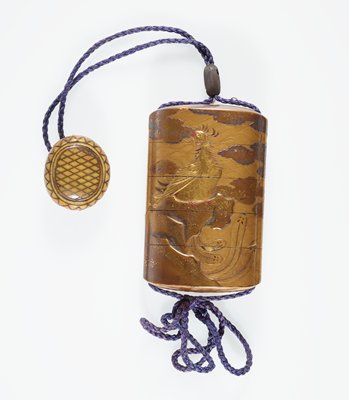 Dokumentasi “Four-case inro showing a pair of Ho-o birds perched on rocks, clouds, wave pattern”; Lacquer (hiramaki-e, takamaki-e, kinji), silver, red, kirigane, gold foil. Minneapolis Institute of Art.