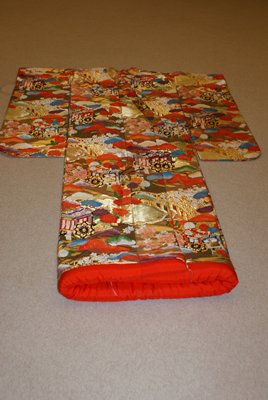 Dokumentasi “Wedding robe (uchikake) with design of carriages, bridges, pine, maple leaves, and cherry blossoms”; Silk. Minneapolis Institute of Art.