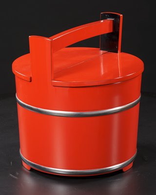 Dokumentasi “Water container”; Lacquer on wood. Minneapolis Institute of Art.