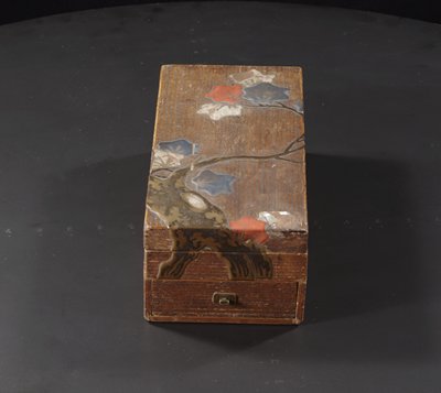 Dokumentasi “(Writing box decorated with maple tree and deer in the style of Hon’ami Kōetsu)”; Lacquer, mother-of-pearl, and pewter inlays. Minneapolis Institute of Art.