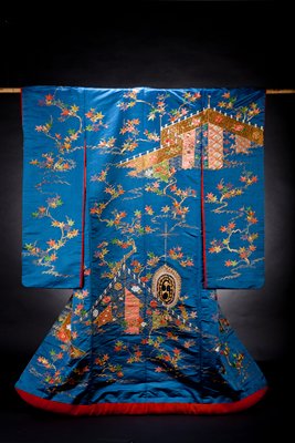 Dokumentasi “Wedding robe (uchikake) with design of standing curtains, maple trees, and large drum”; Silk with gold embroidery. Minneapolis Institute of Art.
