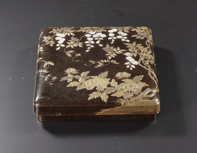 Dokumentasi “(Writing box with peonies, wisteria, and a Chinese lion chasing butterflies)”; Lacquer (maki-e), gold, mother-of-pearl, silver. Minneapolis Institute of Art.