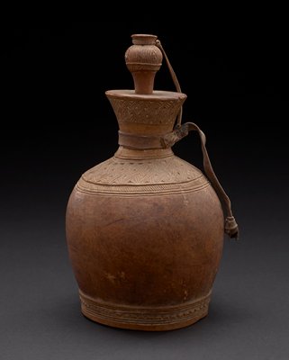 Dokumentasi “Bottle with stopper”; Wood, leather, plant fibers. Minneapolis Institute of Art.