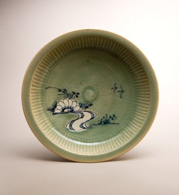 Dokumentasi “Deep Dish with Chrysanthemum in a Stream”; Imari ware, Porcelain with celadon glaze and underglaze cobalt blue. Minneapolis Institute of Art.