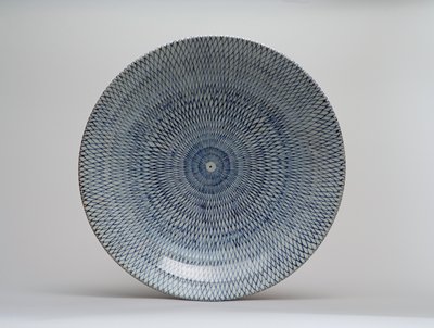 Dokumentasi “Platter with fishnet design”; Imari ware, porcelain with underglaze blue. Minneapolis Institute of Art.