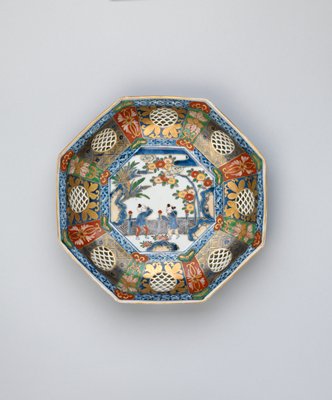 Dokumentasi “Dish with Chinese boys in a garden”; Imari ware, porcelain with underglaze cobalt blue, overglaze enamels, and gold. Minneapolis Institute of Art.