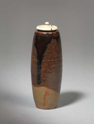 Dokumentasi “Tea caddy”; Kyōyaki ware, glazed stoneware, ivory lid. Minneapolis Institute of Art.