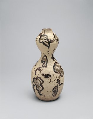 Dokumentasi “Gourd-shaped flask with grapevines”; Mino ware, Shino-Oribe type, stoneware with underglaze iron oxide. Minneapolis Institute of Art.