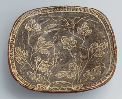 Dokumentasi “Plate with grapevines, trellis, and geometric design”; Mino ware, Nezumi-Shino type, stoneware with underglaze iron oxide. Minneapolis Institute of Art.
