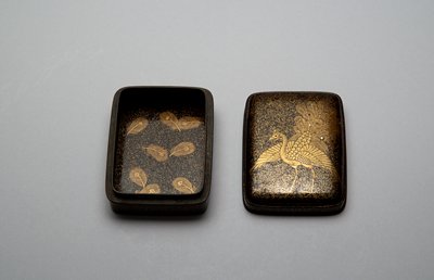 Dokumentasi “Incense box with peacock design”; Black lacquer with gold and mother-of-pearl inlay (maki-e). Minneapolis Institute of Art.