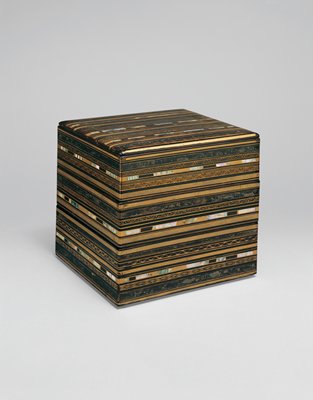 Dokumentasi “Three-tiered box with stripes and Nanban patterns”; Black lacquer with gold maki-e and mother-of-pearl and lead inlay. Minneapolis Institute of Art.