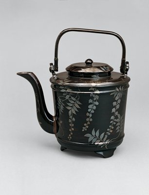 Dokumentasi “Ewer for hot water with wisteria”; Black lacquer with traces of red lacquer and silver and gold maki-e. Minneapolis Institute of Art.