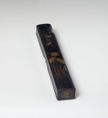Dokumentasi “Sutra Box with Lotus Flowers and Seed Syllables”; Black lacquer with gold maki-e. Minneapolis Institute of Art.
