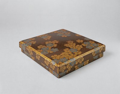 Dokumentasi “Writing box with Nanban figures”; Black lacquer with gold and silver maki-e, polychrome lacquer, and gold and silver foil inlay. Minneapolis Institute of Art.