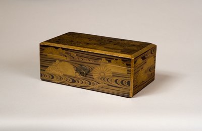 Dokumentasi “Box with chrysanthemums and flowing water”; Black lacquer with gold maki-e, metal fittings. Minneapolis Institute of Art.