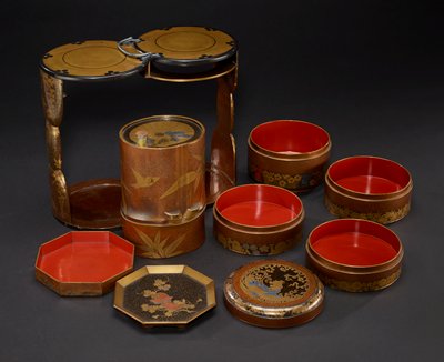 Dokumentasi “Picnic set with plants from the four seasons”; Black lacquer with gold and silver maki-e and polychrome lacquer on pearskin ground (nashiji). Minneapolis Institute of Art.