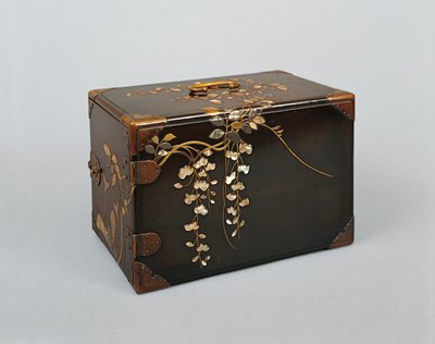 Dokumentasi “Portable chest with wisteria”; Black lacquer with gold maki-e and mother-of-pearl and lead inlay, gilded copper fittings. Minneapolis Institute of Art.