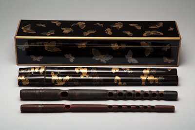 Dokumentasi “Gagaku Flutes named “Winter Wind” (Kogarashi) with Box and Case”; Black lacquer with gold and silver maki-e. Minneapolis Institute of Art.
