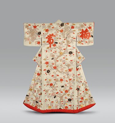 Dokumentasi “Kosode with plum trees and Chinese poem”; Silk, embroidery, and tie-dyeing. Minneapolis Institute of Art.