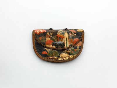 Dokumentasi “Tobacco Pouch with Nanban Figures”; Polychrome-lacquered and gilded leather with metal. Minneapolis Institute of Art.
