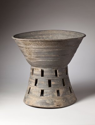 Dokumentasi “Tall stand with perforated base”; Stoneware with incised design of wavy lines. Minneapolis Institute of Art.