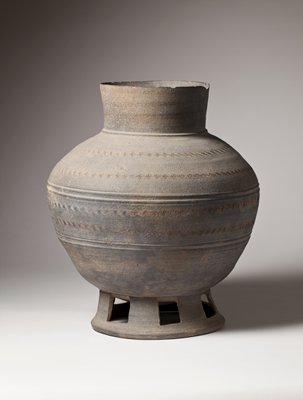 Dokumentasi “Long-necked jar with perforated foot”; Stoneware with incised design of wavy lines. Minneapolis Institute of Art.
