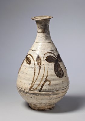 Dokumentasi “Bottle with floral design”; Buncheong ware, earthenware with iron-brown underglaze. Minneapolis Institute of Art.