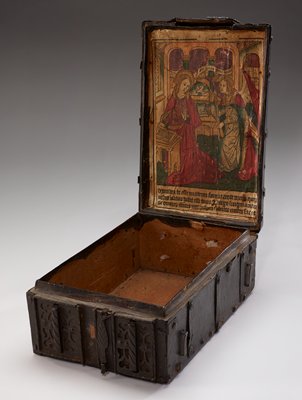 Dokumentasi “Coffer with print of The Annunciation”; Woodcut in black, hand colored with brush, stencil, and watercolor on laid paper, wood, iron, leather. Minneapolis Institute of Art.