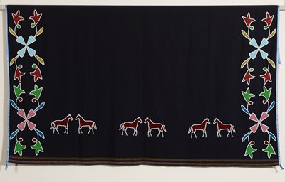 Dokumentasi “Dance blanket”; Wool, beads, ribbon. Minneapolis Institute of Art.