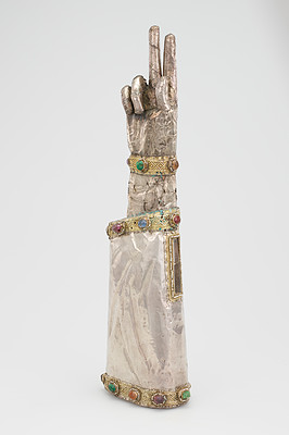 Dokumentasi “Arm reliquary”; Silver, parcel gilt, ruby, saphires, garnet, spinel, beryl, quartzes, pearls, rock crystal. Minneapolis Institute of Art.