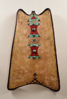 Dokumentasi “Shield”; Antelope hide, wood, cloth, metal, pigments. Minneapolis Institute of Art.