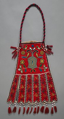 Dokumentasi “Firebag”; Wool, beads. Minneapolis Institute of Art.