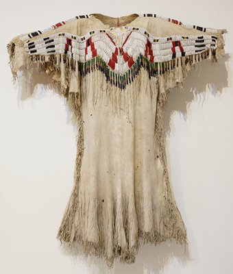 Dokumentasi “Dress”; Mountain sheep hide and sinew, glass beads, hemp. Minneapolis Institute of Art.