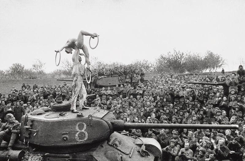 Fun Break at the Front on the March Toward Berlin, Dmitrii Baltermants, 1945 (printed 2003)