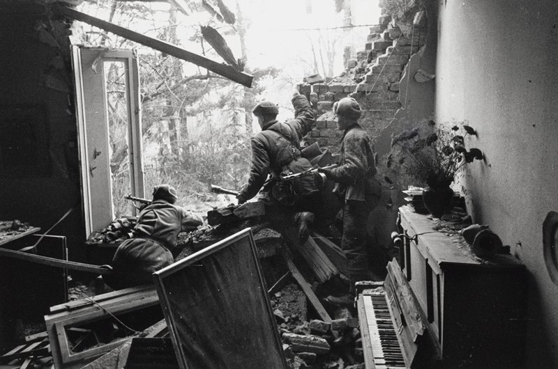 After Tchaikovsky, Dmitrii Baltermants, 1945 (printed 2003)