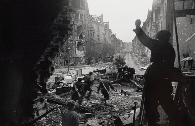Battle in the Streets of Berlin, Dmitrii Baltermants, 1945 (printed 2003)