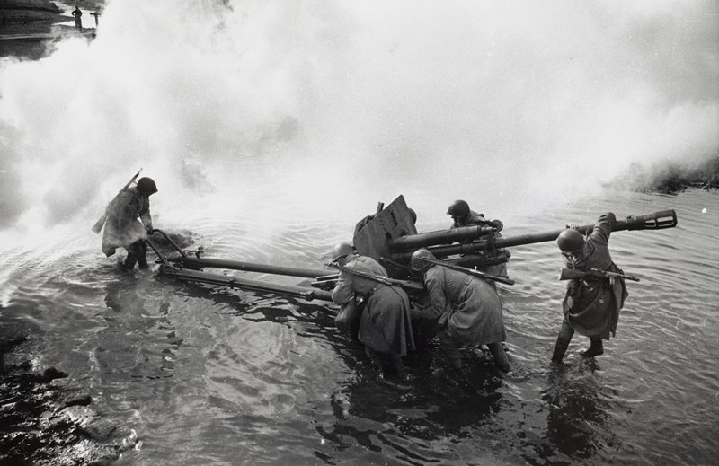 Battle in the Streets of Berlin, Dmitrii Baltermants, December 1944 (printed 2003)
